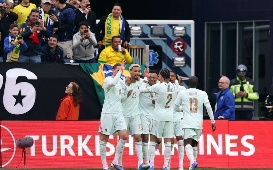 França comemora segundo gol diante do Brasil