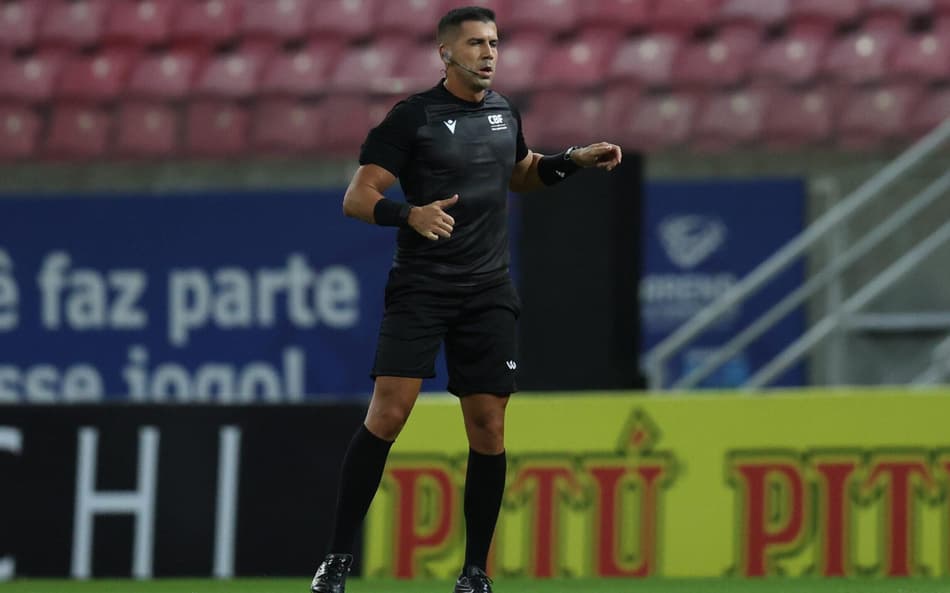 Bruno Arleu apita a final do Carioca, entre Fluminense e Flamengo (Foto: Marlon Costa/AGIF/Gazeta Press)