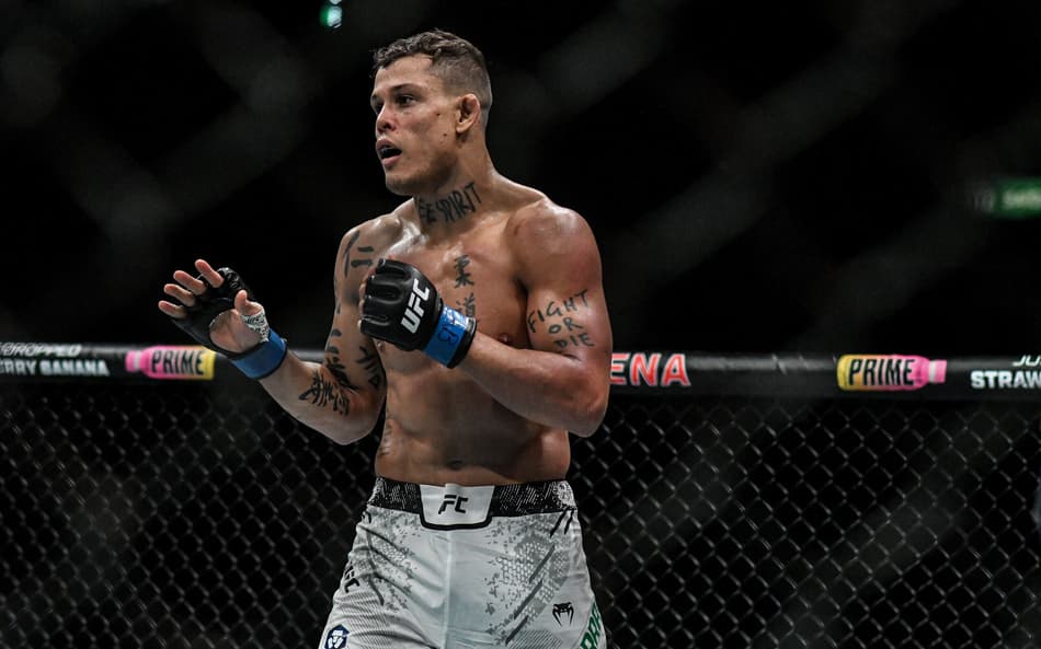 Caio Borralho em ação no UFC 301 (Foto: Thiago Ribeiro/AGIF)