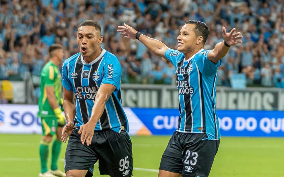 Carlos Vinicius comemora seu gol na partida entre Grêmio e Internacional pelo jogo de ida da final do Gauchao 2026