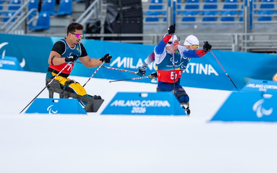 O brasileiro Cristian Ribera durante a disputa do revezamento misto nas Paralimpíadas de Inverno
