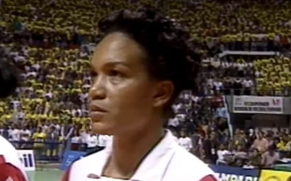 Cubanas entraram em quadra na final contra o Brasil com bobes no cabelo