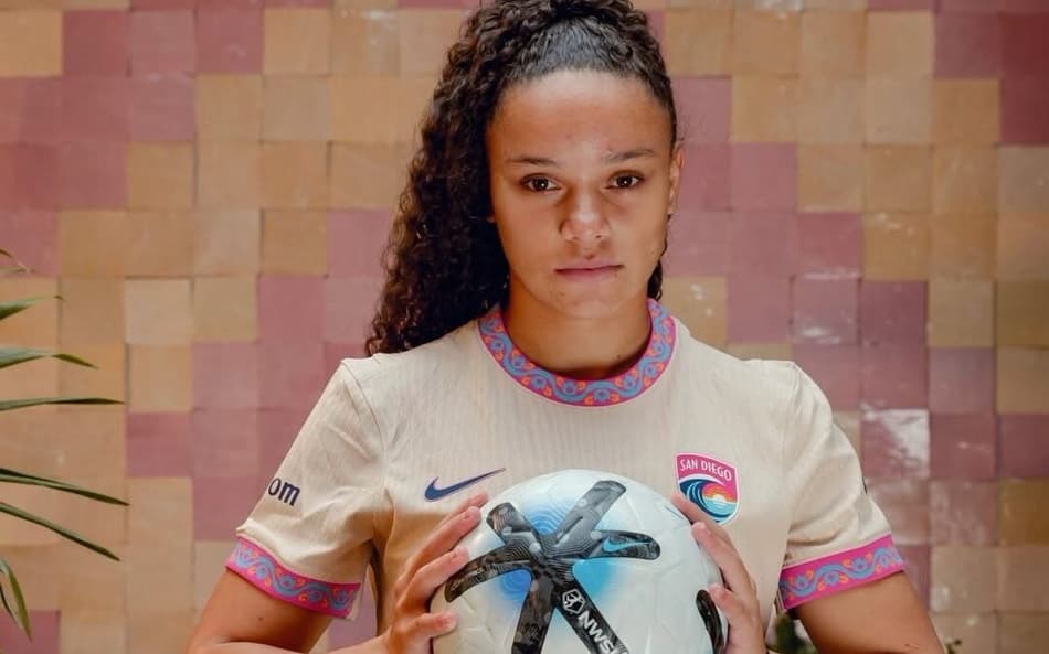 Dudinha apresenta novo uniforme do San Diego Wave. (Foto: San Diego Wave/Divulgação)