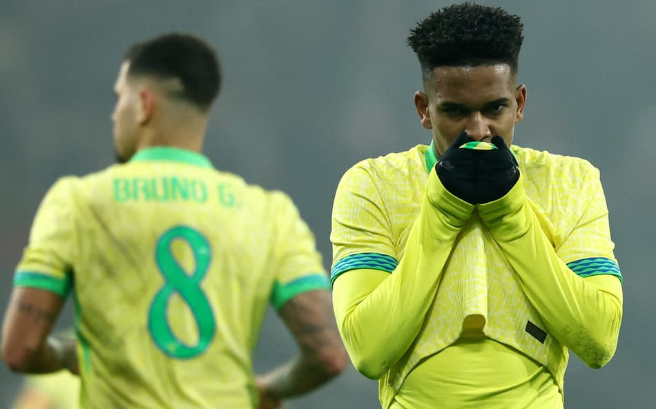 Estêvão comemora após marcar pelo Brasil no amistoso contra a Tunísia (Foto: Franck Fife / AFP)