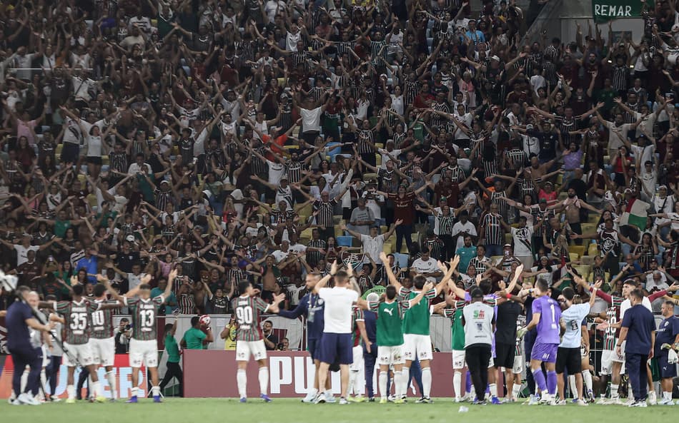 Time do Fluminense comemora a classificação para a final do Carioca com a torcida no Maracanã (Foto: Lucas Merçon/FFC)