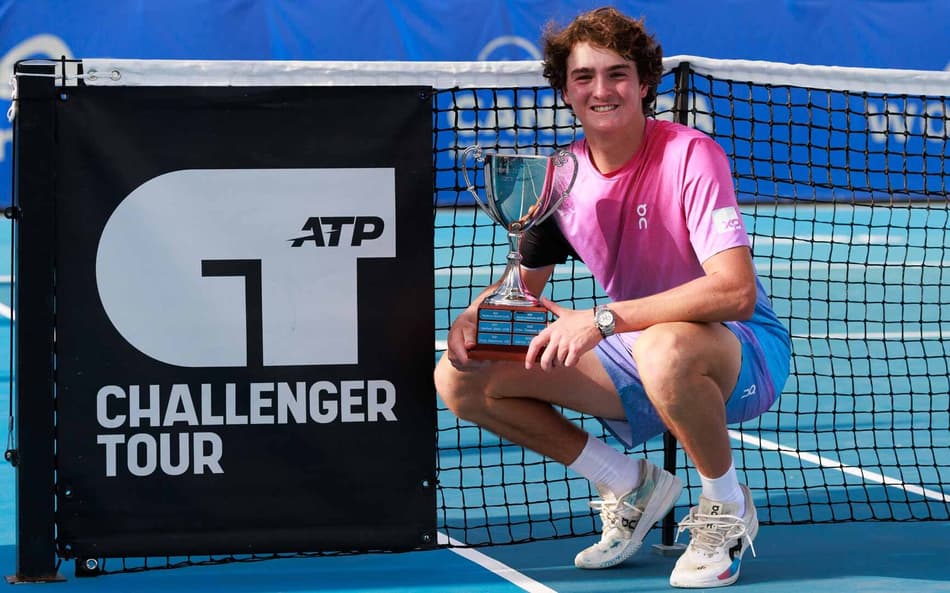 João Fonseca com o troféu do Challenger de Canberra, em 2025 (Foto: ATP Tour)