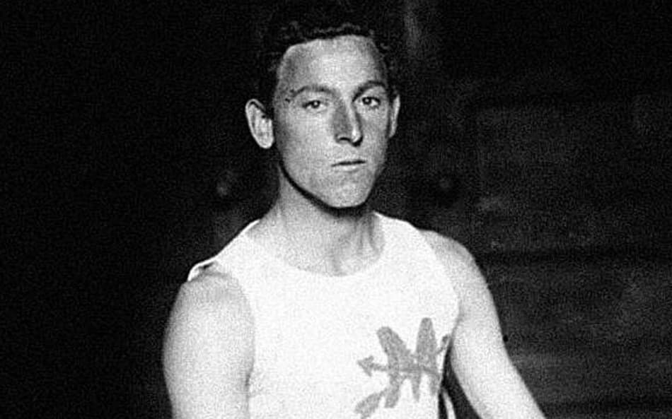 É 1º de abril? Corredor pega carona de carro e vence maratona