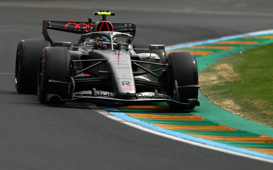 Gabriel Bortoleto em ação no treino do GP da Austrália pela F1 2026 (Foto: Martin KEEP / AFP)