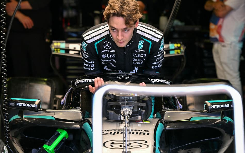 George Russell em garagem da Mercedes no GP da Austrália pela F1 2026 (Foto: WILLIAM WEST / AFP)