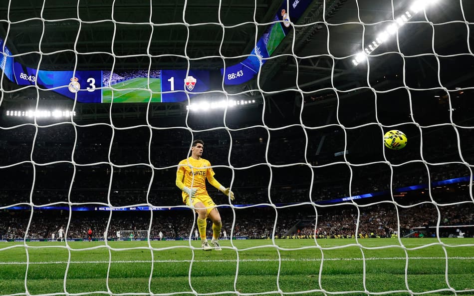 Arda Güler faz gol antológico de trás do meio-campo pelo Real Madrid; veja lance