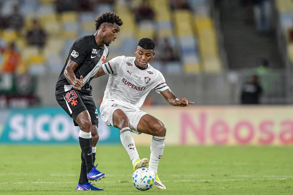 Hércules e Thiago Mendes disputam a bola em Vasco x Fluminense