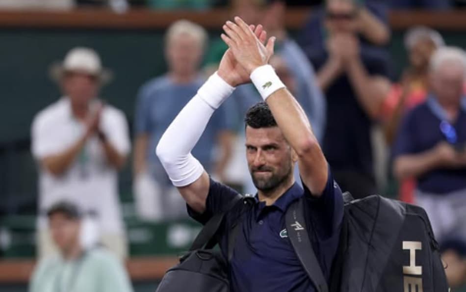 O sérvio Novak Djokovic deixa a quadra após a derrota para o britânico Jack Draper em Indian Wells (Reprodução)
