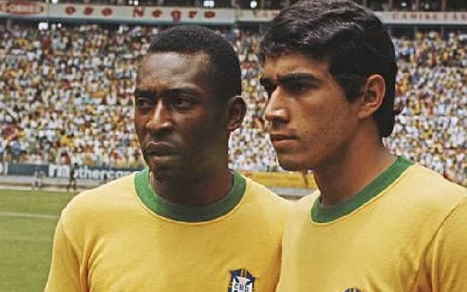 Pelé com Clodoaldo (campeão da Copa de 1970)