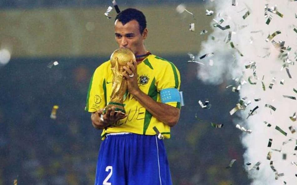 Cafu ergue a taça da Copa do Mundo de 2002 (Foto: Antonio Scorza/AFP)