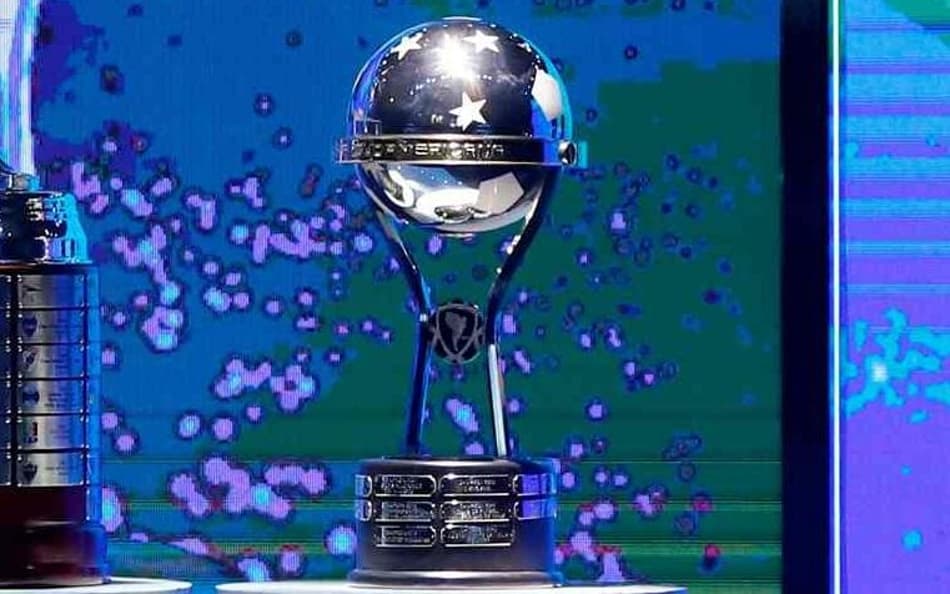 Troféu da Libertadores e Taça da Copa Sul-Americana