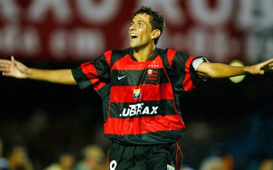 Jean foi revelado pelo Flamengo e brilhou no título estadual de 2004, com um hat-trick na decisão contra o Vasco