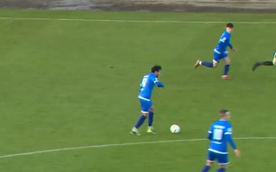 Gerardo Bruna antes de marcar golaço do meio de campo pelo Dungannon