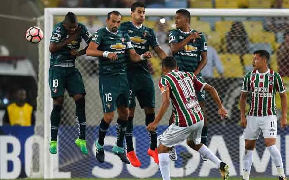 Scarpa cobra falta por fora da barreira para abrir o placar no Maracanã. Veja galeria de fotos da partida