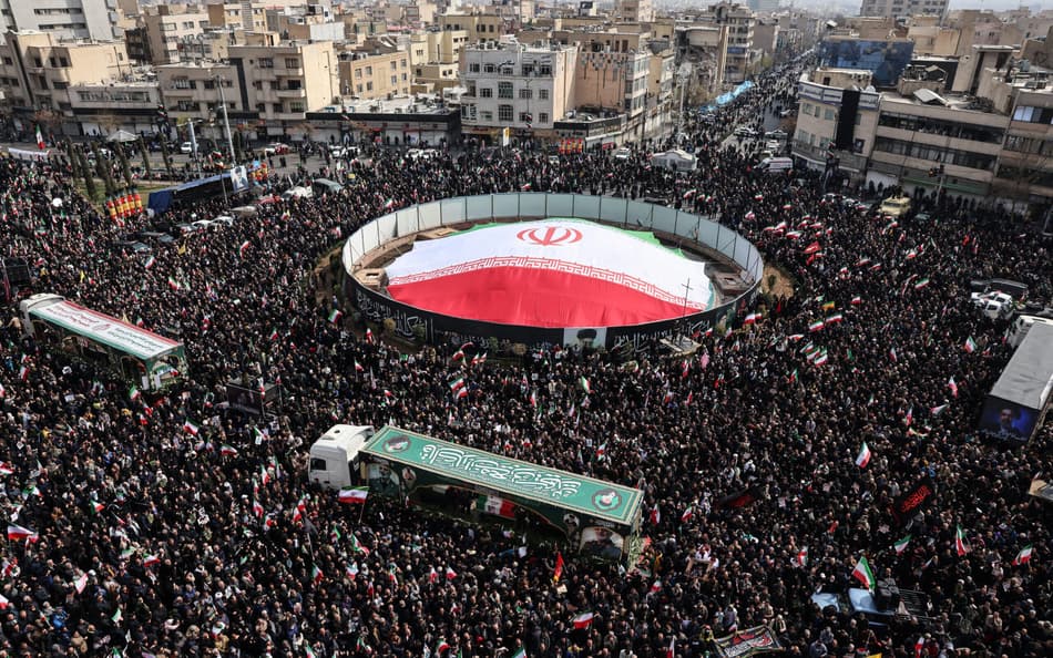 Multidão participa do funeral de integrantes da Guarda Revolucionária do Irã