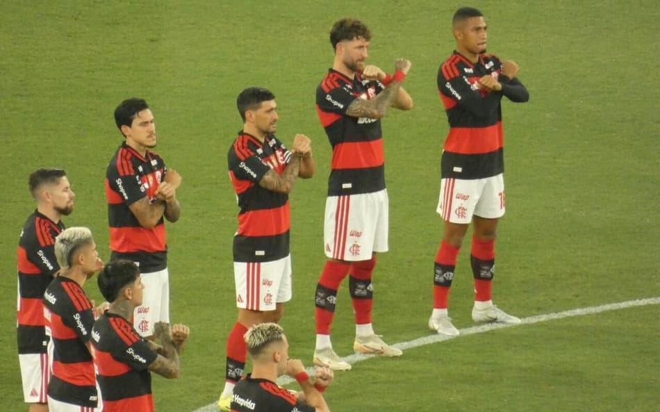 Jogadores do Flamengo na ação contra o racismo (Foto: Lucas Bayer/Lance!)