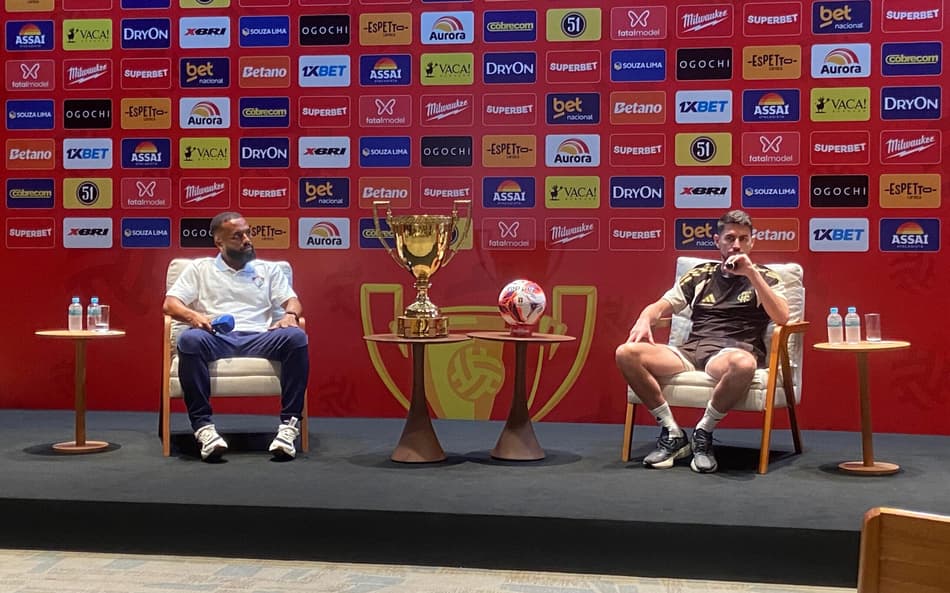 Samuel Xavier, do Fluminense, e Jorginho, do Flamengo, em evento da final do Campeonato Carioca (Foto: Lance!)