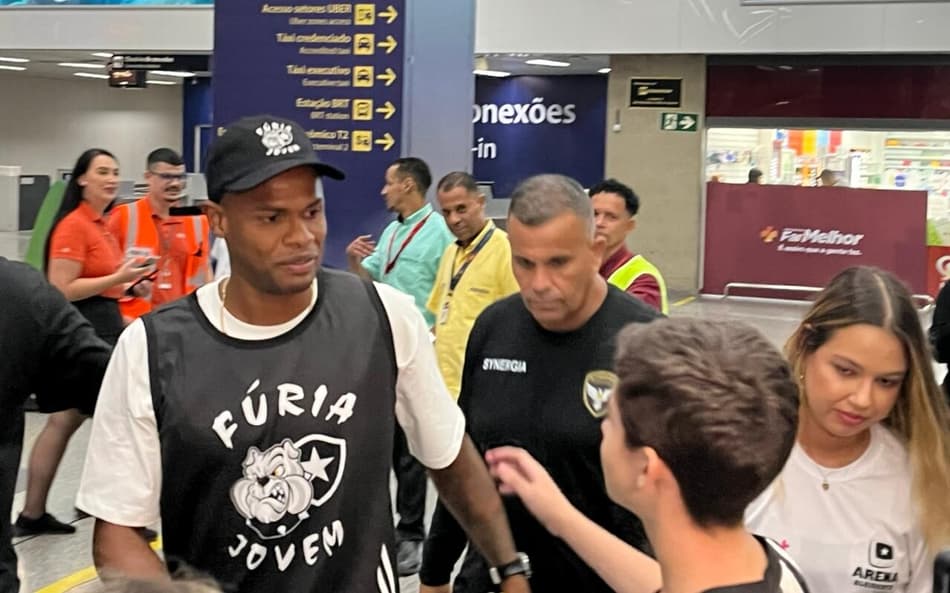 Júnior Santos chega ao Rio para assinar com o Botafogo