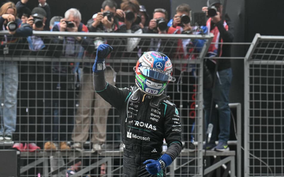 Kimi Antonelli comemora vitória no GP da China na F1 2026 (Foto: HECTOR RETAMAL / AFP)