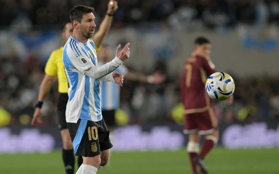 Messi em ação no jogo da Argentina contra Venezuela