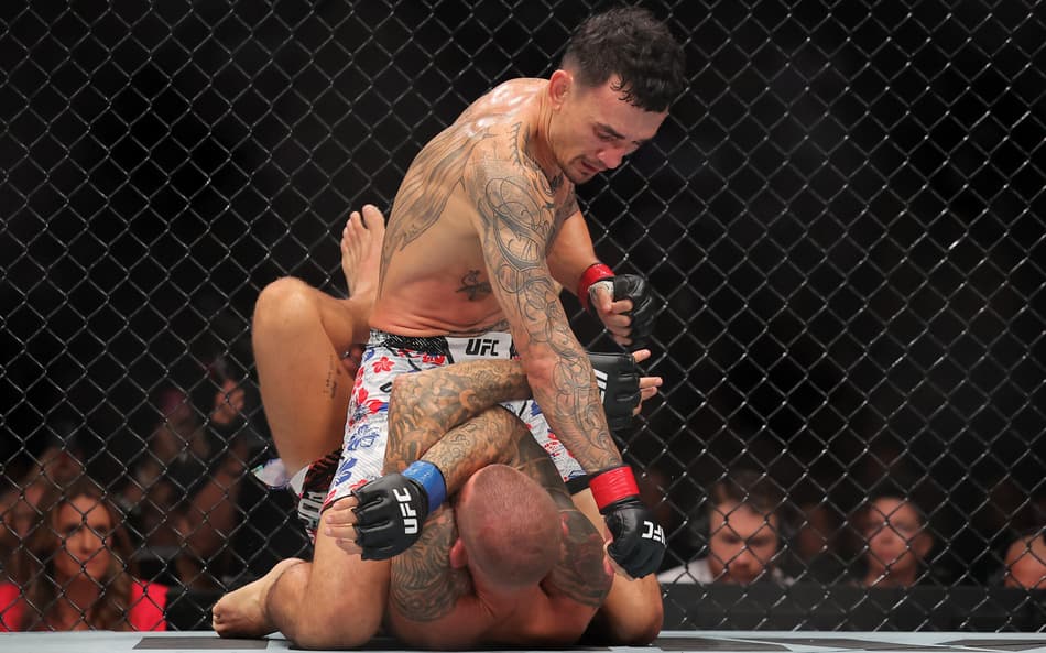 Max Holloway vem de vitória sobre Dustin Poirier no UFC 318 (Foto: Jonathan Bachman/AFP)