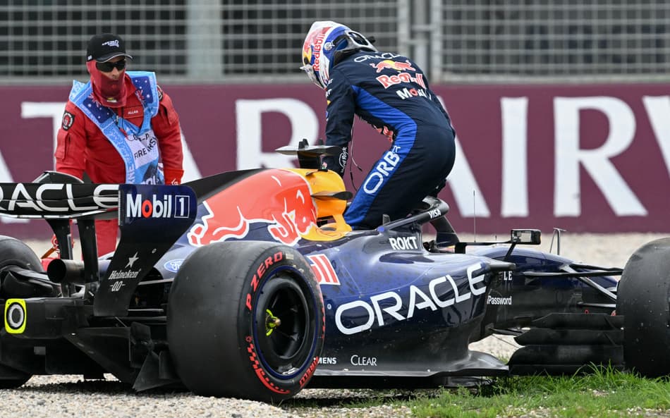 Max Verstappen após batida em classificação do GP da Austrália na F1 2026 (Foto: Paul Crock / AFP)