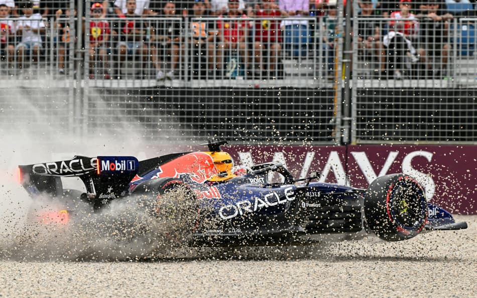 Max Verstappen sofre acidente e abandona classificação no GP da Austrália pela F1 2026 (Foto: Paul Crock / AFP)