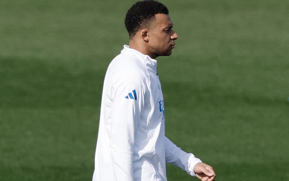 Kylian Mbappe está afastado dos gramados por causa de lesão no joelho esquerdo