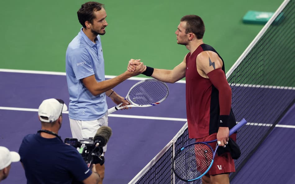 Medvedev avança para semi do Indian Wells com ponto polêmico e sai vaiado