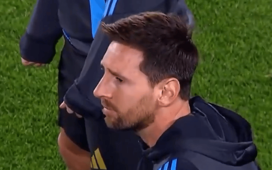 Messi em campo pela Argentina em Buenos Aires (Foto: Reprodução)