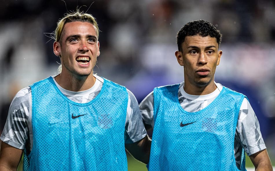 Spinelli e Rojas, do Vasco, durante aquecimento para a partida contra o Bahia,