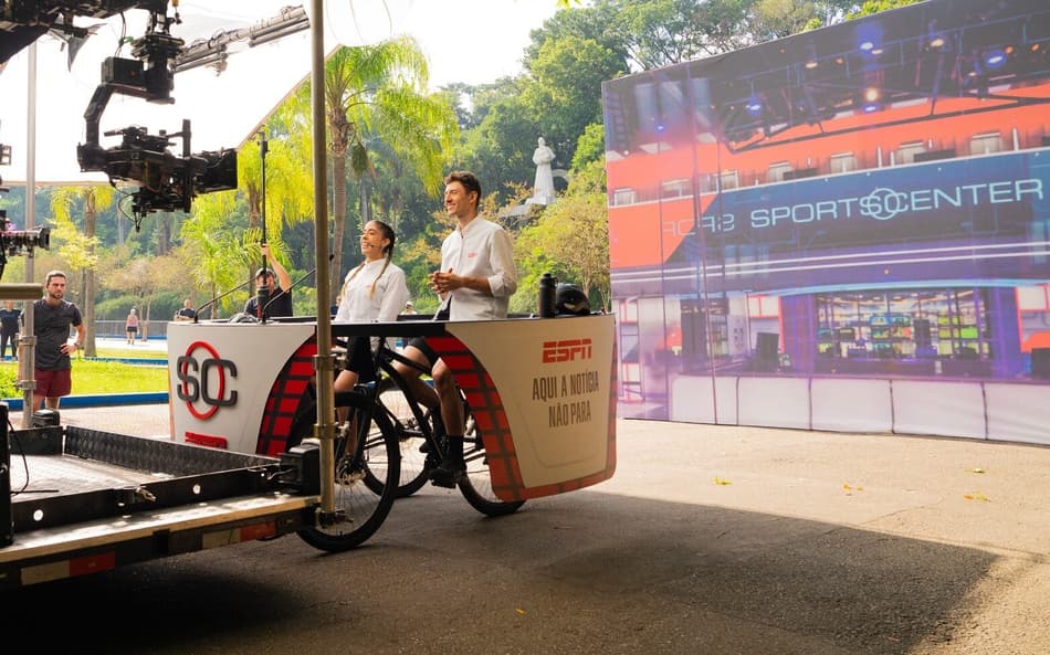 Apresentadores da ESPN pedalam durante programa em ação contra o sedentarismo