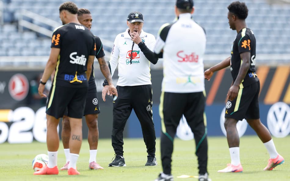 Carlo Ancelotti durante último treino do Brasil antes do amistoso com a Croácia