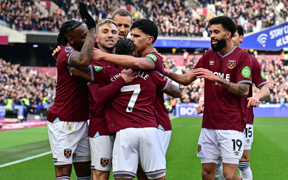 Jogadores do West Ham comemorando gol (Foto: Ben Stansall/AFP)