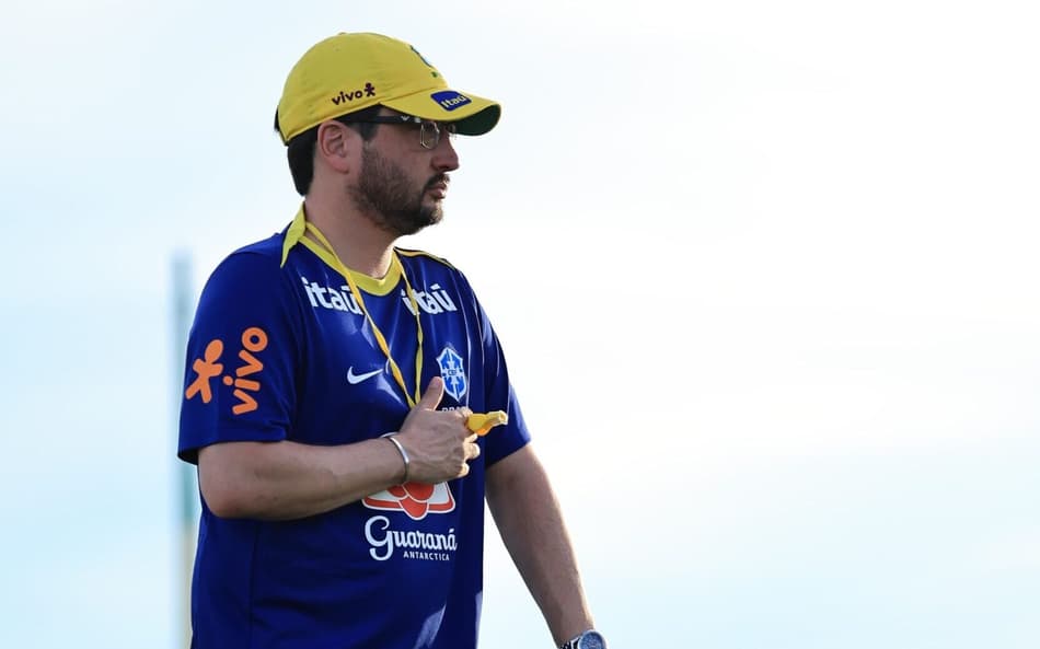 Arthur Elias observa atento treino da Seleção Feminina no CT do Cuiabá, na véspera da estreia no FIFA Series Créditos: Lívia Villas Boas/Staff Images Woman/CBF