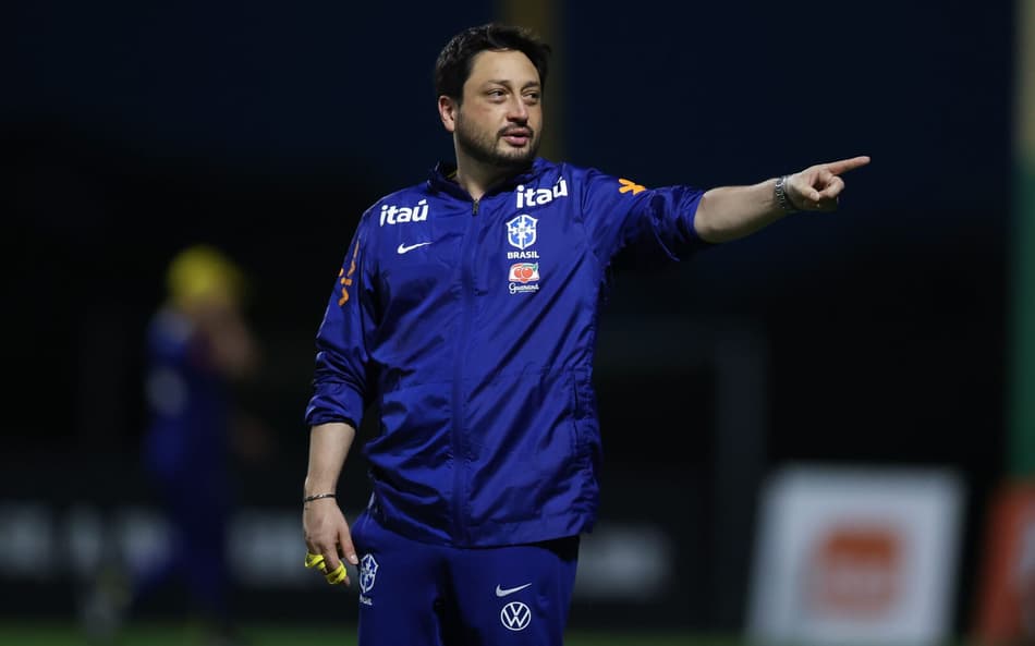 Arthur Elias durante treino da Seleção Brasileira no CT Manoel Dresch Créditos: Lívia Villas Boas/CBF