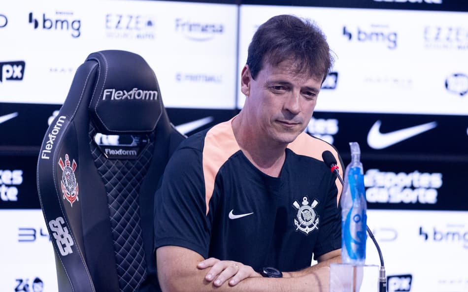 Fernando Diniz relacionou 24 jogadores para o confronto (Foto: Rodrigo Coca/Agência Corinthians)