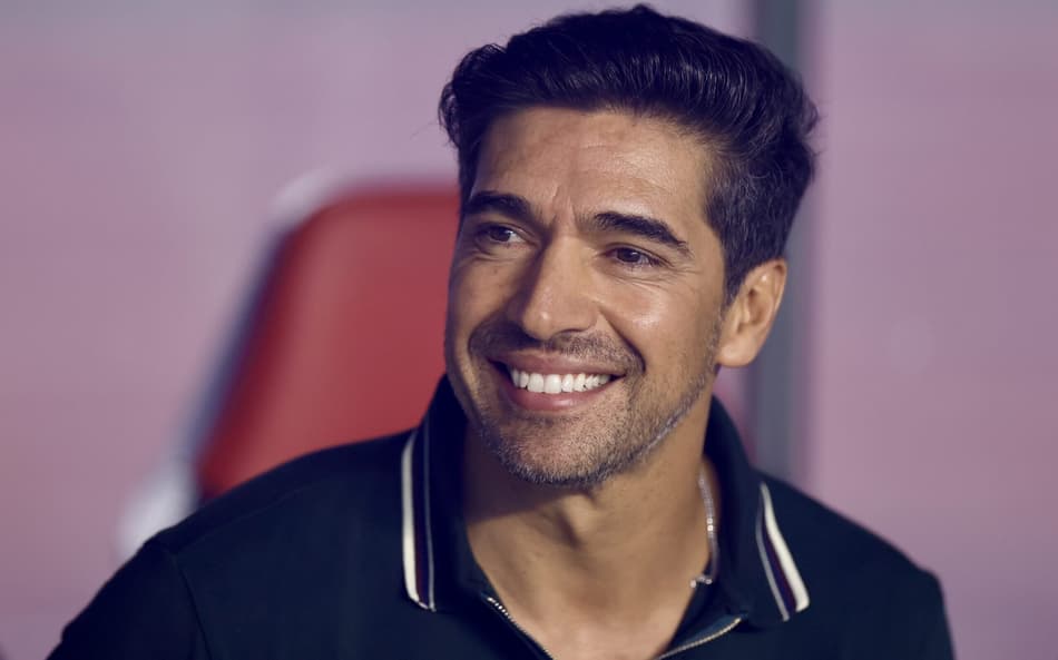 Abel Ferreira sorri em jogo do Palmeiras (Foto: Marcello Zambrana/AGIF/Folhapress)