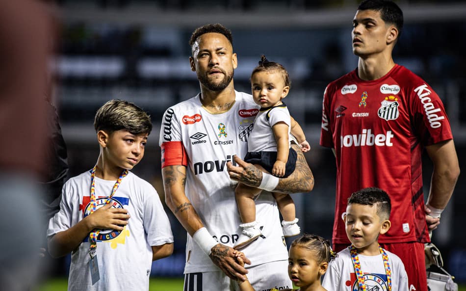 Neymar ao lado de Gabriel Brazão na Vila Belmiro. (Foto: (Foto: Marcus Viniccius/MyPhoto Press/Folhapress)