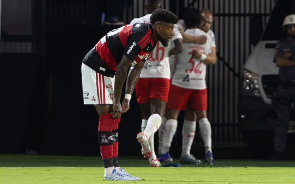 O Bragantino não toma conhecimento e atropela o Flamengo em casa