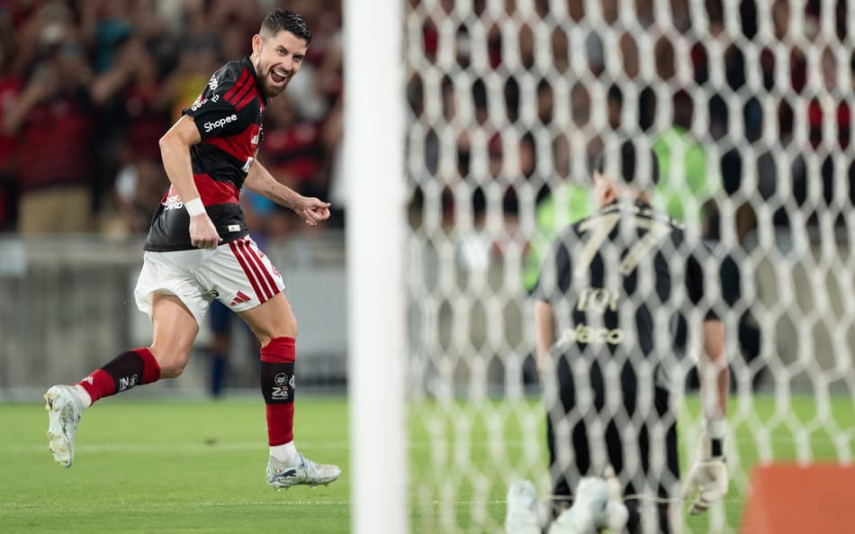Jorginho comemora gol de pênalti do Flamengo diante do Santos. ((Foto: Jorge Rodrigues/AGIF/Folhapress)