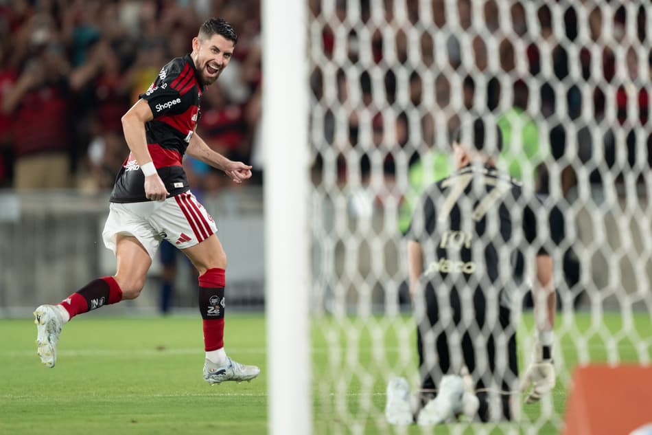 Jorginho comemora gol de pênalti do Flamengo diante do Santos. ((Foto: Jorge Rodrigues/AGIF/Folhapress)