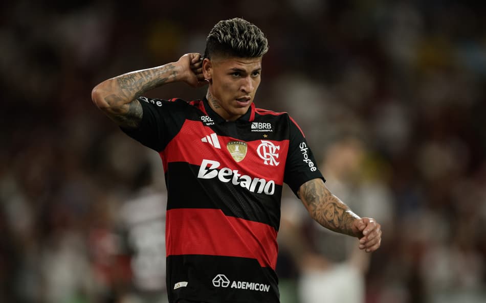 STJD reduz suspensão de Carrascal por 'jogada violenta' em Flamengo x Corinthians