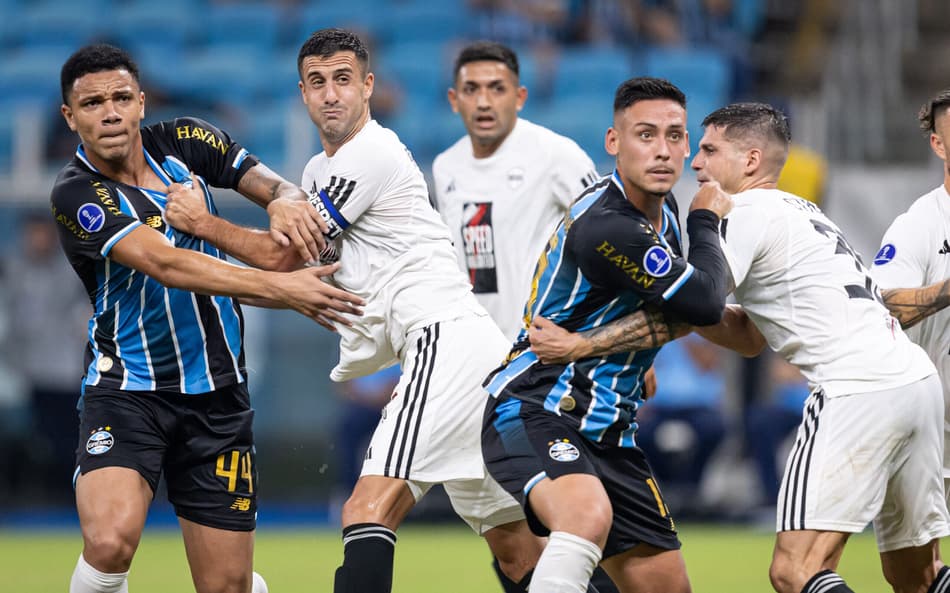 PORTO ALEGRE-RS, - 14.04.2026 - Copa Sulamericana 2026 - Grêmio vs Deportivo Riestra - Erick Noriega e Viery do Grêmio disputam o lance com Ángel Stringa e Rodrigo Sayavedra do Deportivo Riestra, durante a partida entre Grêmio e Deportivo Riestra, pela 2a rodada do grupo F da Copa Sulamericana 2026, na Arena do Grêmio, nesta terça-feira 14. (Foto: Richard Ducker/DiaEsportivo/Folhapress)