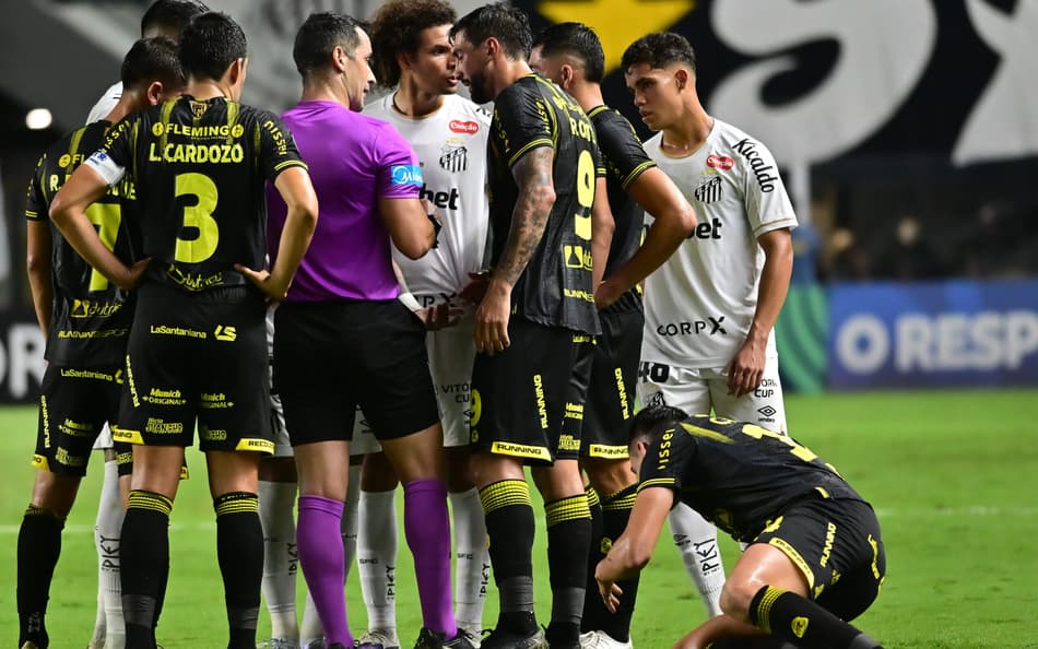 Deportivo Recoleta empatou no primeiro tempo contra o Santos (Foto: Jota Erre/AGIF/Folhapress)