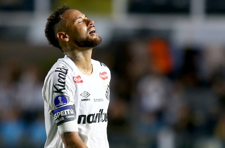 Neymar lamenta empate do Santos diante do Deportivo Recoleta. (Foto: Mauricio De Souza/AGIF/Folhapress)